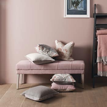 Rosa dekorative Sitzbank mit Kissen in einem Wohnzimmer
